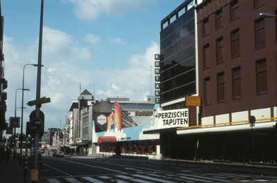 851800 Gezicht op het noodgebouw van 'de Bijenkorf meubelen' (centraal), ter plekke van het gesloopte pand van het ...